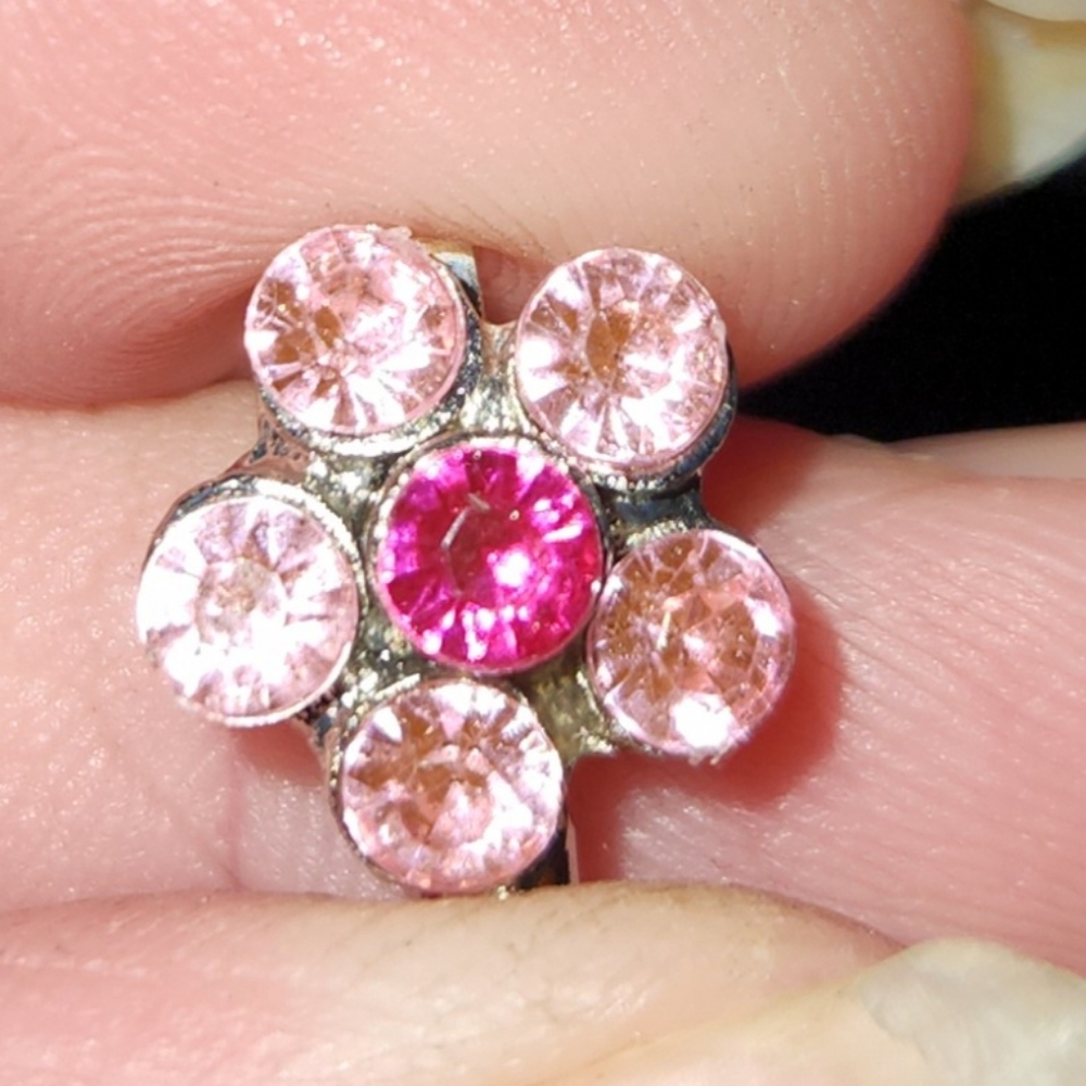 Tiny flower brooch